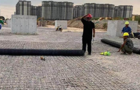 板芙镇土工格栅铺设前地基要怎么处理？